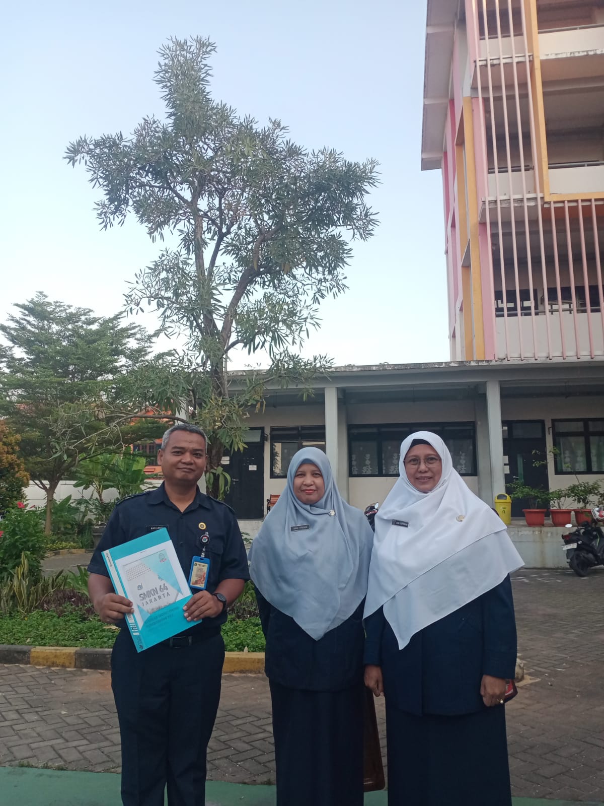 Foto 2. Ibu Kepala SMKN 64, Ibu Dewi Puspitasari, S.ST., M.Par. berfoto bersama